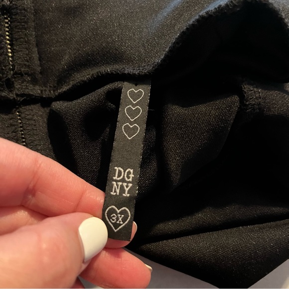 Black DGNY Skirt with Silver Zipper Along The Back, Size 3X - Picture 4 of 5